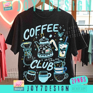 Puede incluir: Camiseta negra con un dise&ntilde;o tem&aacute;tico de caf&eacute;. El dise&ntilde;o presenta las palabras "COFFEE CLUB" en azul claro, junto con ilustraciones de una cafetera, tazas y un caf&eacute; helado. Tambi&eacute;n se incluye la frase "all day, every day".