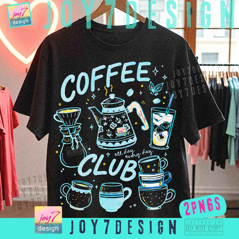 Puede incluir: Camiseta negra con un dise&ntilde;o tem&aacute;tico de caf&eacute;. El dise&ntilde;o presenta las palabras "COFFEE CLUB" en azul claro, junto con ilustraciones de una cafetera, tazas y un caf&eacute; helado. Tambi&eacute;n se incluye la frase "all day, every day".