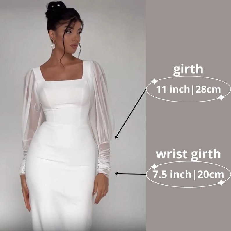Pode incluir: Vestido branco com mangas compridas e um corpete justo. As mangas s&atilde;o transparentes e t&ecirc;m um detalhe franzido no pulso. O vestido tem um decote quadrado e uma silhueta justa. As medidas s&atilde;o: circunfer&ecirc;ncia do peito 11 polegadas | 28 cm, circunfer&ecirc;ncia do pulso 7,5 polegadas | 20 cm.