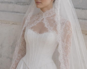 Bolero da sposa in pizzo su misura – Abito da sposa Calla Blanche Coleen in pizzo coordinato, realizzato su ordinazione.
