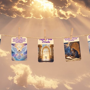 Puede incluir: Cinco tarjetas ilustradas con texto est&aacute;n sujetas a una cuerda contra un cielo nublado. Las tarjetas presentan im&aacute;genes de &aacute;ngeles, arcos y un hombre leyendo. El texto incluye frases como "High Sun Oracle" y citas inspiradoras.