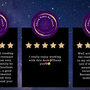 Puede incluir: La imagen presenta tres rect&aacute;ngulos negros con rese&ntilde;as de clientes sobre un fondo de cielo estrellado. Cada rese&ntilde;a est&aacute; coronada con un logotipo circular p&uacute;rpura y estrellas doradas. El texto incluye comentarios positivos sobre las lecturas.