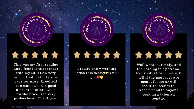 Puede incluir: La imagen presenta tres rect&aacute;ngulos negros con rese&ntilde;as de clientes sobre un fondo de cielo estrellado. Cada rese&ntilde;a est&aacute; coronada con un logotipo circular p&uacute;rpura y estrellas doradas. El texto incluye comentarios positivos sobre las lecturas.