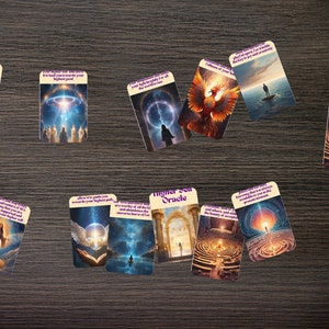 Puede incluir: Un conjunto de cartas de or&aacute;culo con im&aacute;genes celestiales y espirituales, incluyendo un f&eacute;nix y &aacute;ngeles, dispuestas sobre una superficie de madera oscura. Tambi&eacute;n se ven dos velas encendidas en candelabros decorativos.