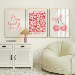 How Lucky Are We Print, Rosa Blumenbogen Wandkunst 3er-Set, Preppy Wandkunst Coquette Decor, College Wohnung Decor, London Blumenmarkt Print