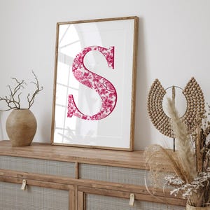 Impresión de letras chinoiserie personalizadas, impresión de vaquera costera, impresión de nieta costera rosa, impresión de monograma rosa, regalo para ella, impresión para dormitorio