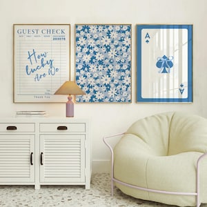 How Lucky Are We Print, Blaue Blumenbögen Wandkunst 3er-Set, Ace-Karte Preppy Poster, ästhetischer trendiger Küstenwohnheim, Gästecheck-Poster
