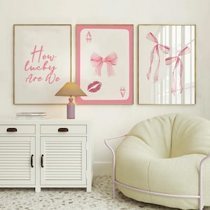 How Lucky Are We-print, roze strik muurkunst set van 3, esthetische trendy Coastal Dorm College Apartment-afdrukken, kaartposter Ace Bows-kaart