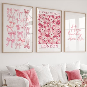How Lucky Are We print, roze bloemen strik muur kunst set van 3, preppy muurkunst coquette decor, college appartement decor, London Flower Market print