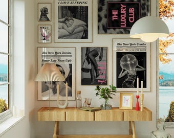 Puede incluir: Una colección de impresiones artísticas enmarcadas y elementos decorativos, que incluyen una consola de madera, una lámpara y una escultura. Las impresiones presentan fotografías en blanco y negro y texto, incluyendo "I LOVE SLEEPING" y "DISCO VIBES FOR THE GIRLS".