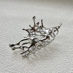 メタルヘアクロー、レディースヘアアクセサリー、エレガントなヘアクリップ、ロングヘア用クロー、ヘアジュエリー、モダンなヘアクロー、ヘアアクセサリー、ヘアクロークリップ