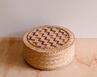 Natural seagrass/hand woven/geo trinket basket with lid