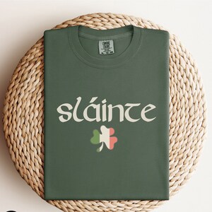 Niedliches Slainte St Patricks Day Shirt, gälischer Slainte Irish Day Shirt, Saint Pattys Days Shirt, Slainte Shamrock T-Shirt, Trinkhemd, Sláinte Shirt