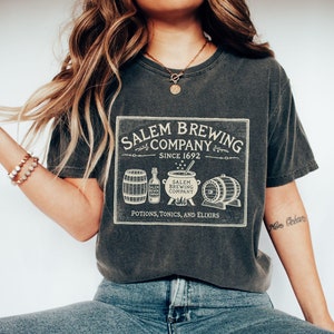 Camiseta con el logo de Salem Brewing Company, camiseta de bruja de Salem para viajes de chicas, camisetas de Halloween con colores retro cómodos, camiseta de bruja, atuendo grupal de Halloween