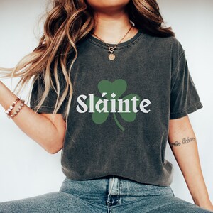 Slainte Irish Shirt, St. Pattys Day Shirt, Comfort Colors T-Shirt, Shamrock Shirt, vierblättriges Kleeblatt, irisches Shirt, Trinkshirt, Saint Patricks Tees