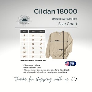 Puede incluir: Tabla de tallas para sudadera unisex Gildan 18000 con medidas en pulgadas para las tallas S a 3XL. La tabla muestra las medidas de pecho y longitud para cada talla. La imagen tambi&eacute;n incluye una sudadera beige con las palabras "Ancho" y "Largo" etiquetadas en ella.