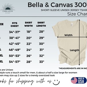 Pu&ograve; includere: Tabella delle taglie per una t-shirt in jersey unisex a maniche corte Bella + Canvas 3001. La tabella mostra la taglia della t-shirt, la misura del petto, la larghezza e la lunghezza in pollici. La tabella include anche una foto di una t-shirt beige con le misure indicate.