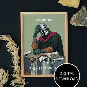 Può includere: Una stampa artistica incorniciata con un'illustrazione in stile fumetto di una figura con una maschera di metallo e un mantello verde, con il testo "MF DOOM" e "THE ILLIEST VILLAIN". La stampa è un download digitale.