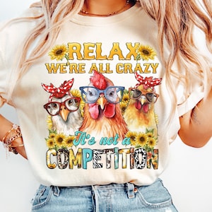 Entspannen Sie sich, wir sind alle verrückt PNG | Es ist kein Wettbewerb PNG | Lustige Mama png | Huhn png | Niedliches Huhn png | Bauernhof Tiere Sublimations Design