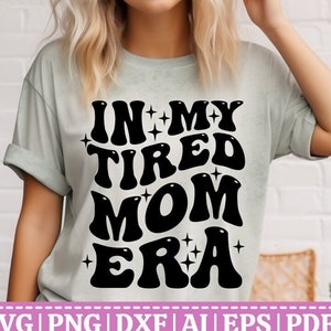 À l'époque de ma maman fatiguée SVG | Chemise de l'époque de maman fatiguée SVG | Era Designs Svg | à l'époque de ma mère | Svg de l'ère du sport | Fichiers de découpe pour Cricut