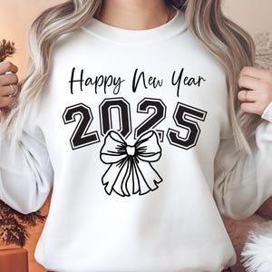 Gelukkig nieuwjaar 2025 SVG, trendy oudejaarsavond SVG, nieuwjaarsshirtontwerp png, hallo 2025 png