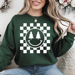 Kariertes Smiley Gesicht Weihnachtsbaum SVG, trendiges Weihnachten Happy Face, Retro Smiley Gesicht Weihnachten Shirt SVG, Cut Files für Cricut, svg, png