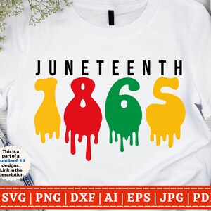 Puede incluir: Una camiseta blanca con el texto "JUNETEENTH 1865" en negro. Los números gotean con pintura amarilla, roja y verde.