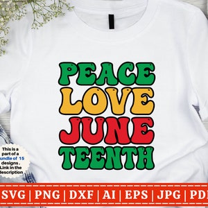 Puede incluir: Una camiseta blanca con las palabras "Peace Love Juneteenth" en letras verdes, amarillas, rojas y verdes. Las palabras están en un estilo de fuente retro.