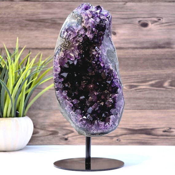 アメジストジオード 大型置物 丸い台座に置かれた大きなアメジストジオード - 深い紫色のポイントが