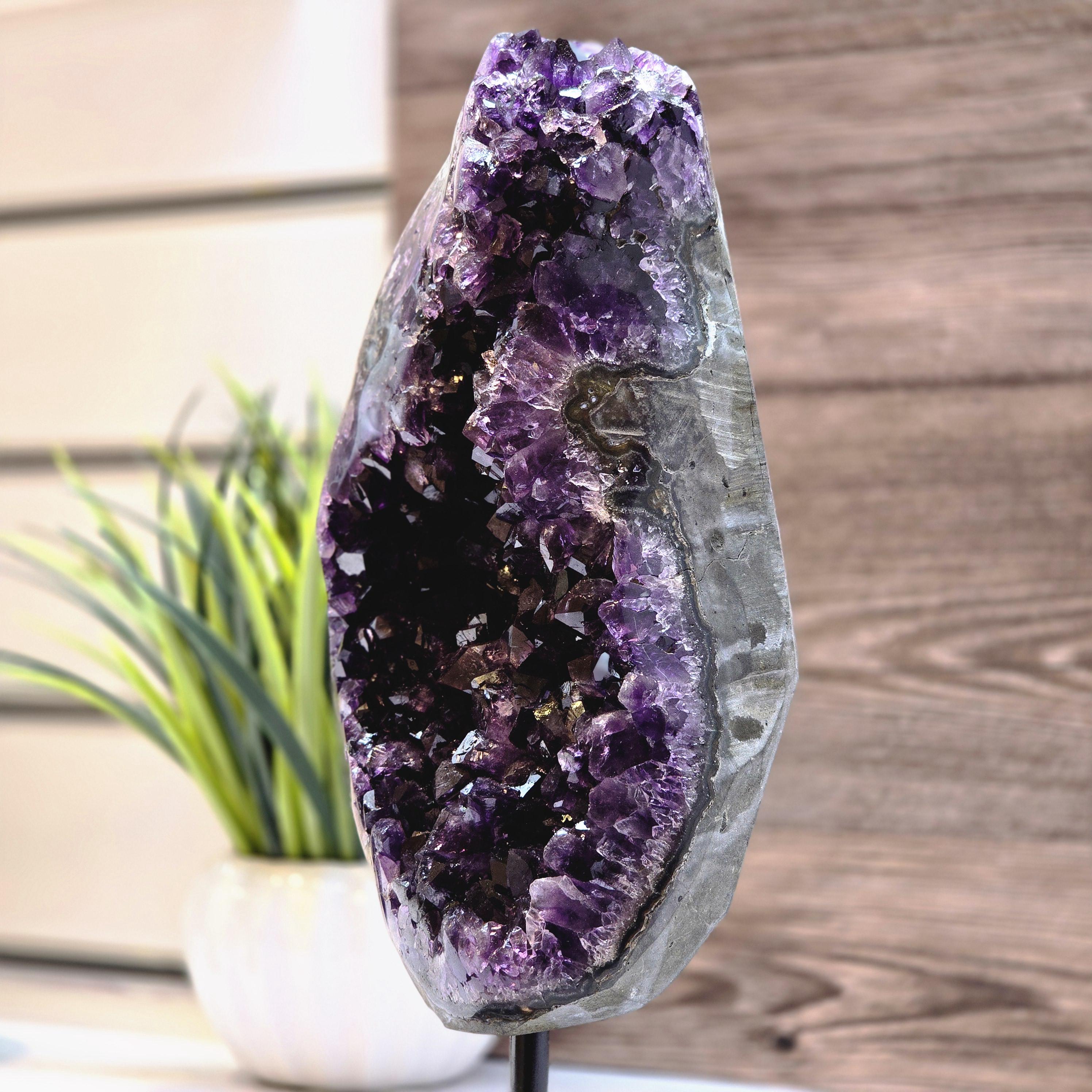 丸い台座に置かれた大きなアメジストジオード - 深い紫色のポイントが