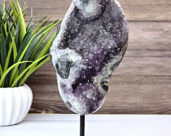 Rara ametista viola chiaro con inclusioni nere naturali: pezzo unico da collezione su supporto