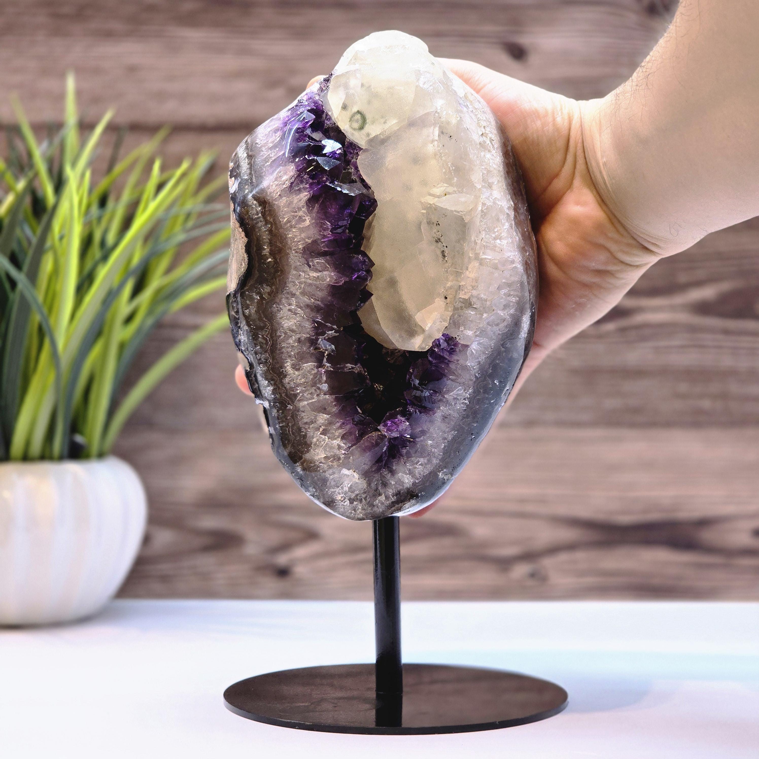 希少な方解石を含む大きなアメジストジオード - コレクターズ