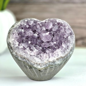 Geoda de corazón de amatista – Pieza decorativa de cristal lavanda que se sostiene por sí sola