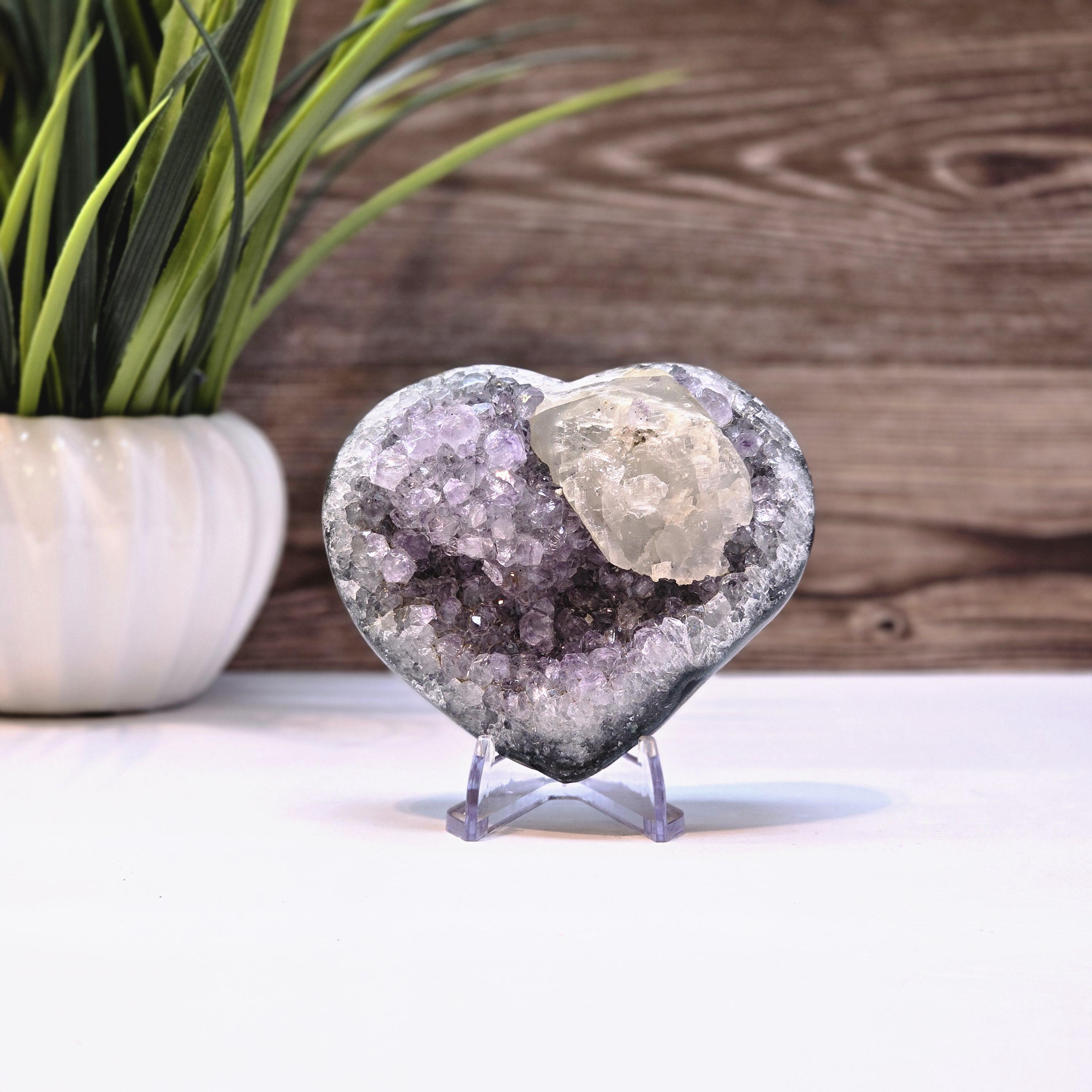 ♥アメジストハート♥ ハート型のアメジストジオードと方解石クリスタル – アクリルスタンド