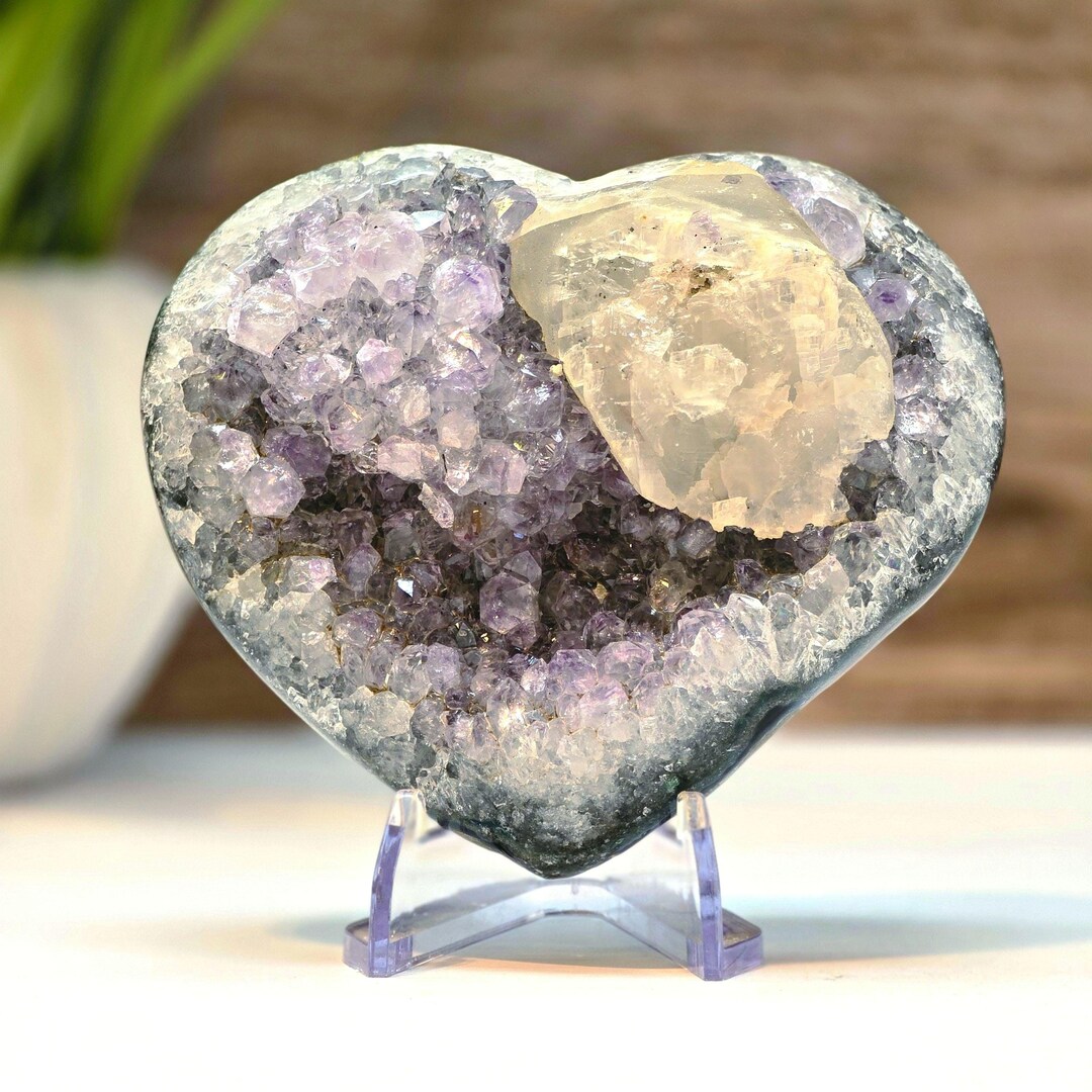 【再販売】アメジストジオード ハート型のアメジストジオードと方解石クリスタル – アクリルスタンド