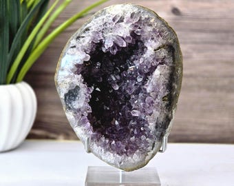 Light Amethyst Geode with Clear Purple Crystals – Elegant Natural Decoration