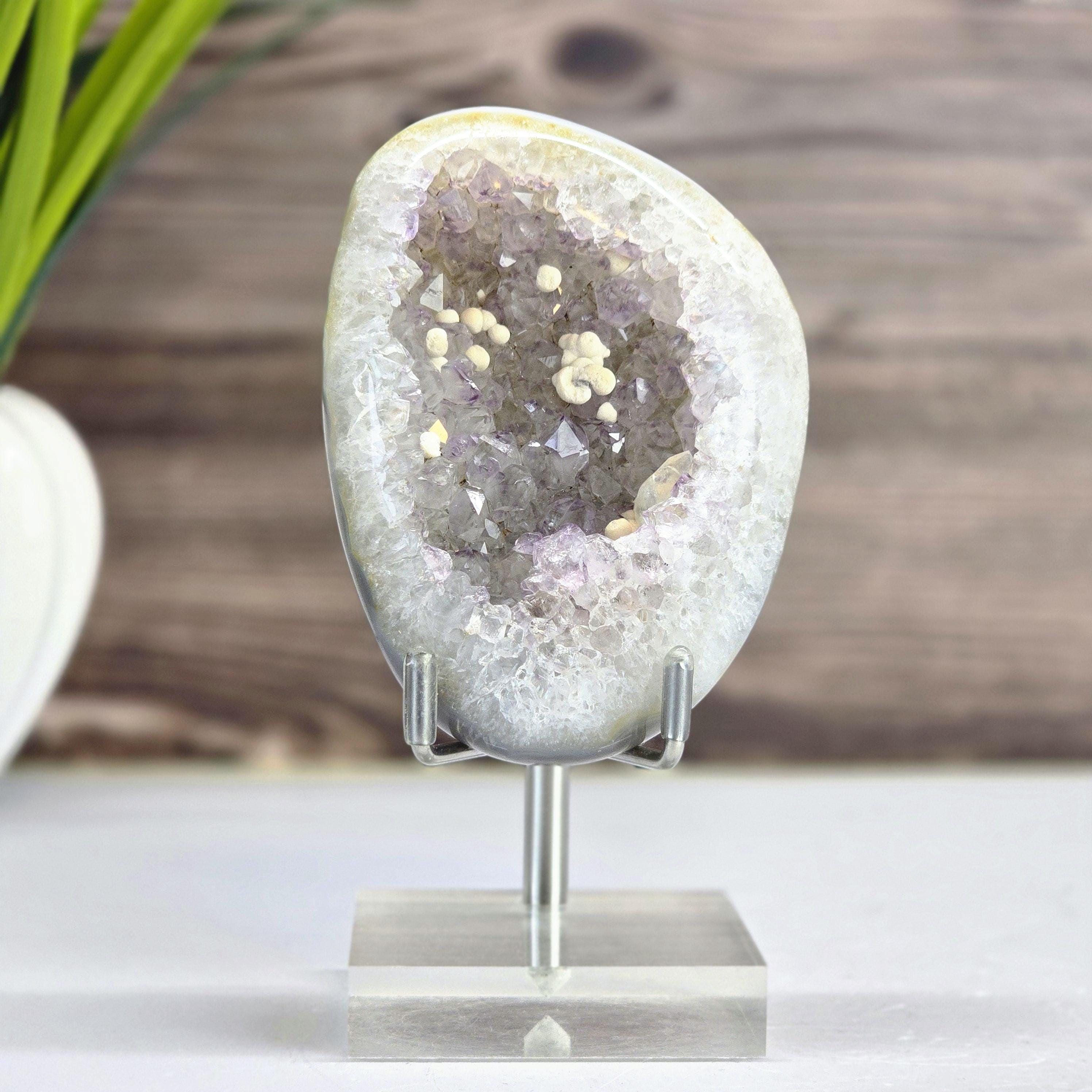 アメジストジオードとホワイトカルサイト層 – アクリルベースの天然