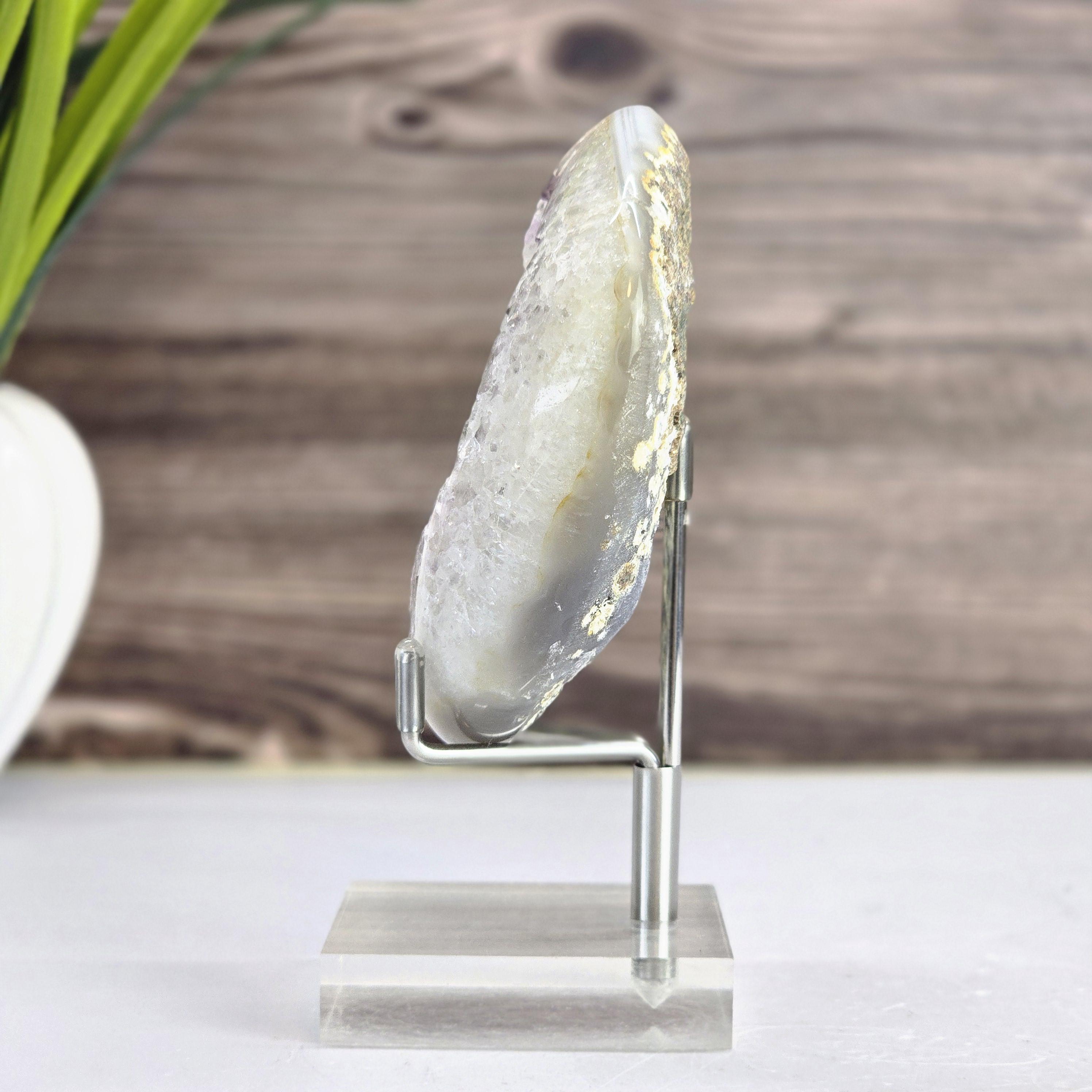 アメジストジオードとホワイトカルサイト層 – アクリルベースの天然