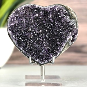 紫色の閃光を放つダークアメジストのドゥルージーハート – ユニークなクリスタル装飾ギフト、グレークォーツハート