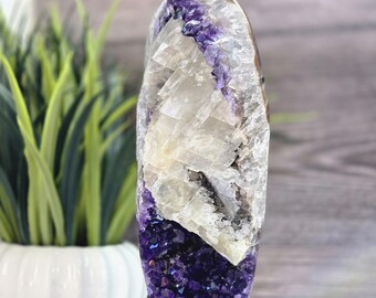 アメジストと方解石の結晶 – 台座付きユニークなジオード彫刻