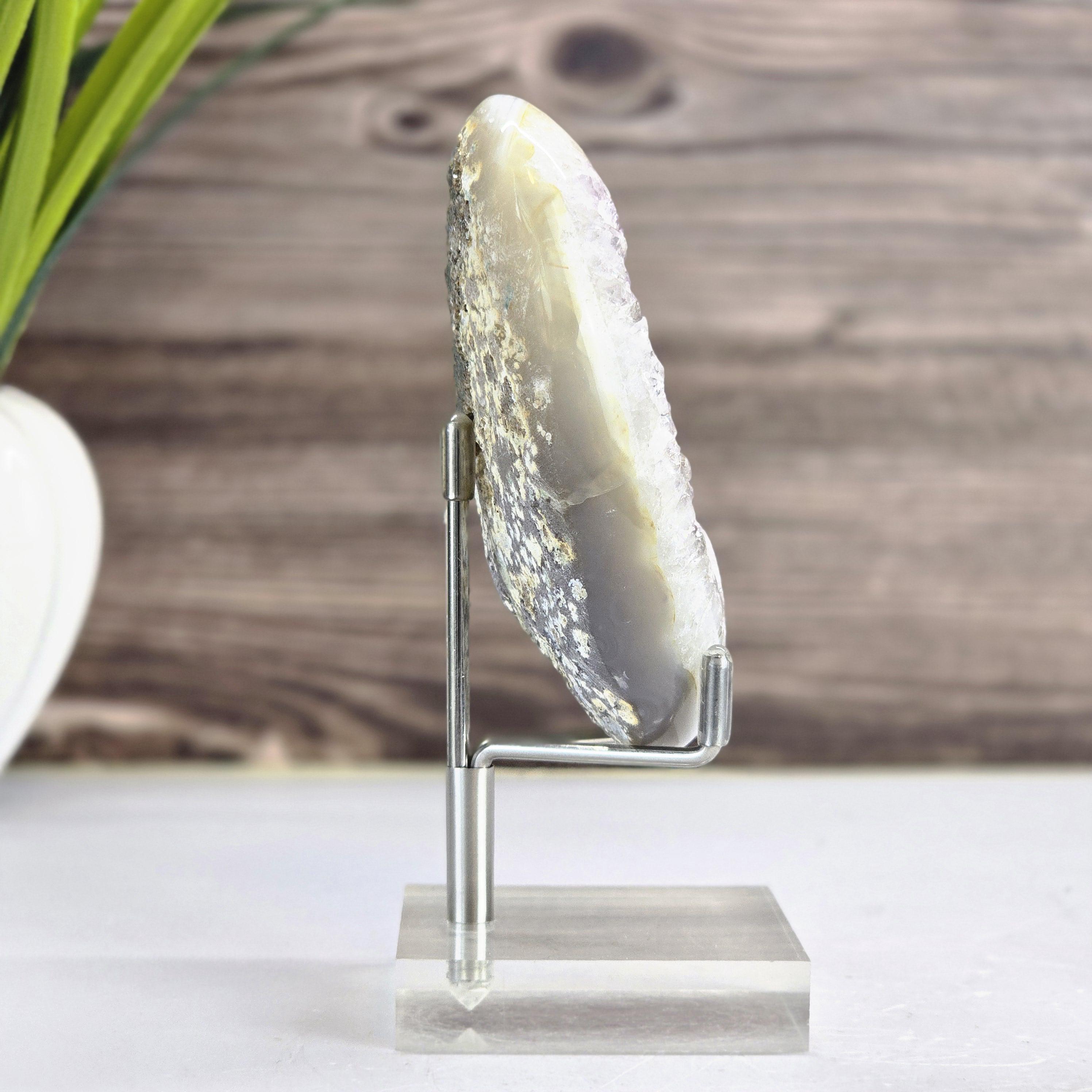 アメジストジオードとホワイトカルサイト層 – アクリルベースの天然