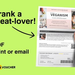 Può includere: Un buono scherzo stampabile per un programma di tutoraggio vegano di 6 mesi. Il buono presenta uno sfondo verde con il testo "Prank a meat-lover!" e un'immagine di una mano che tiene un opuscolo con il titolo "Discovering Veganism".