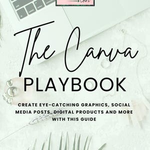 Puede incluir: Un teclado de ordenador portátil blanco con el texto "The Canva PLAYBOOK" en gran escritura negra. La imagen también incluye el texto "CREA GRÁFICOS LLAMATIVOS, PUBLICACIONES EN REDES SOCIALES, PRODUCTOS DIGITALES Y MÁS CON ESTA GUÍA."