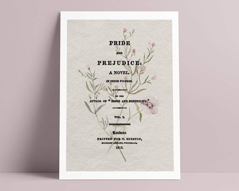 以下が含まれることがあります： 「Pride and Prejudice」のタイトルと花の装飾が施された額入りのプリント。テキストには「A Novel」と「Vol. I」、著者と出版社の詳細が含まれています。プリントはヴィンテージ感のあるデザインです。