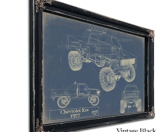 Puede incluir: Ilustración de estilo vintage de un camión de recogida Chevrolet K10 de 1977. La imagen está impresa sobre un fondo azul y enmarcada en negro con detalles dorados ornamentados.