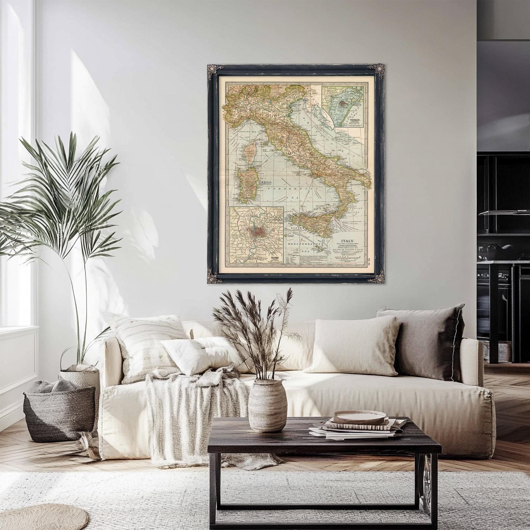 イタリアの地図入り額装 Framed Italy Vintage Map - Ornate Embellishment Frame With Print