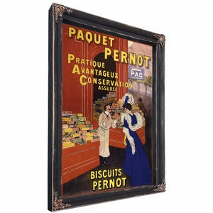 Puede incluir: Un anuncio vintage de galletas Paquet Pernot. El anuncio presenta a una mujer con un vestido azul y un hombre con una camisa blanca, ambos mirando un expositor de galletas. El texto del anuncio dice "Paquet Pernot, Pratique Avantageux Conservation Assuree, Biscuits Pernot".