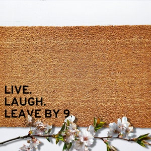 Live Laugh Leave By 9 pm Paillasson, Tapis de bienvenue amusant, Tapis extérieur, Tapis de porte dentrée, Cadeau de pendaison de crémaillère 18 x 12