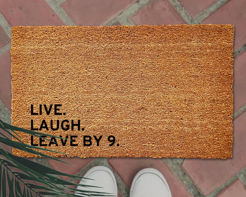 Live Laugh Leave By 9 pm Paillasson, Tapis de bienvenue amusant, Tapis extérieur, Tapis de porte dentrée, Cadeau de pendaison de crémaillère 24 x16