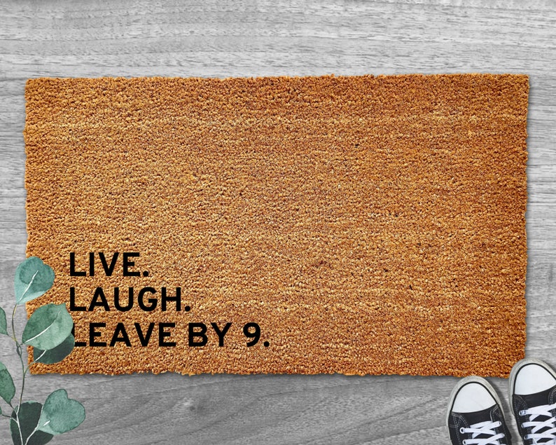 Live Laugh Leave By 9 pm Paillasson, Tapis de bienvenue amusant, Tapis extérieur, Tapis de porte dentrée, Cadeau de pendaison de crémaillère 30 x 18